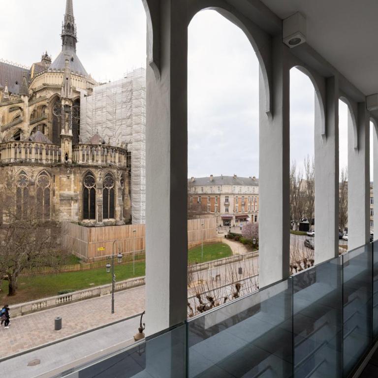 Les Suites 7 Anges - Vue Cathédrale, Parking & Centre Historique Reims - Three-Bedroom Suite SIMON with Terrace - 28