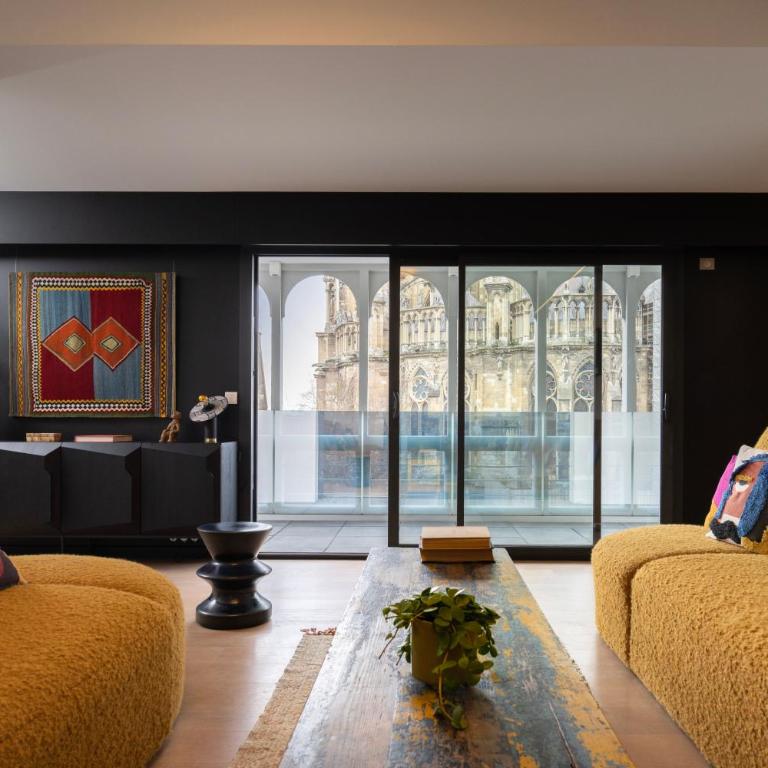 Les Suites 7 Anges - Vue Cathédrale, Parking & Centre Historique Reims - Three-Bedroom Suite SIMON with Terrace - 1