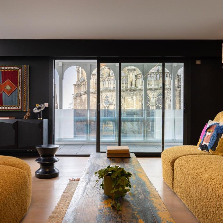 Les Suites 7 Anges - Vue Cathédrale, Parking & Centre Historique Reims - Three-Bedroom Suite SIMON with Terrace - 11