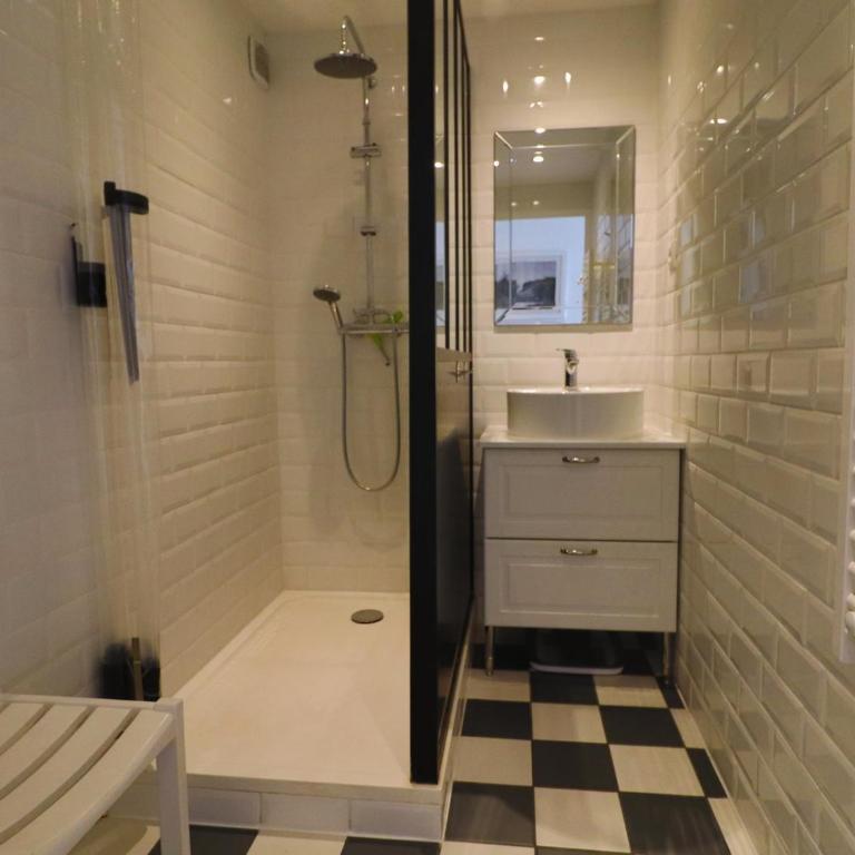 Magnifique 2 pièces rénové avec terrasse et accès plage - FR-1-472A-268 - Apartment - 5
