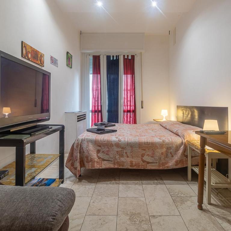 Bologna Bed Station - Double Room with Private External Bathroom and Balcony - 1