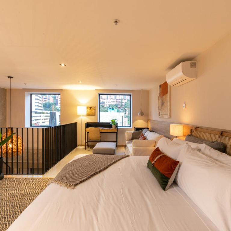 Landmark Hotel - Deluxe King Suite - 6