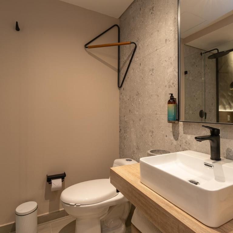 Landmark Hotel - Habitación con cama grande y balcón - 2