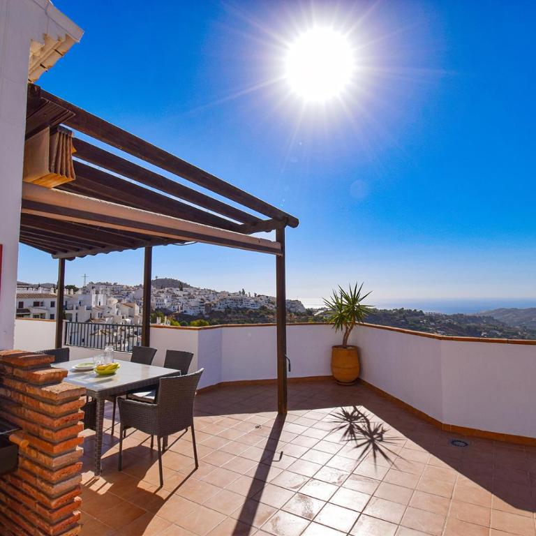 Penthouse 17A, Frigiliana 2 bedroom, Pool, Large Terrace and Amazing views in the center of Frigiliana HansOnHoliday Rentals - Apartamento de 2 dormitorios - 6