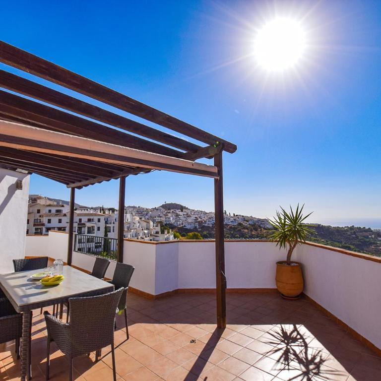 Penthouse 17A, Frigiliana 2 bedroom, Pool, Large Terrace and Amazing views in the center of Frigiliana HansOnHoliday Rentals - Apartamento de 2 dormitorios - 1