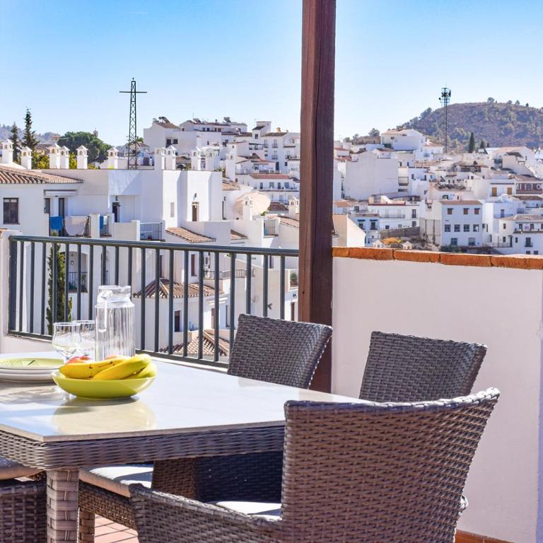 Penthouse 17A, Frigiliana 2 bedroom, Pool, Large Terrace and Amazing views in the center of Frigiliana HansOnHoliday Rentals - Apartamento de 2 dormitorios - 9