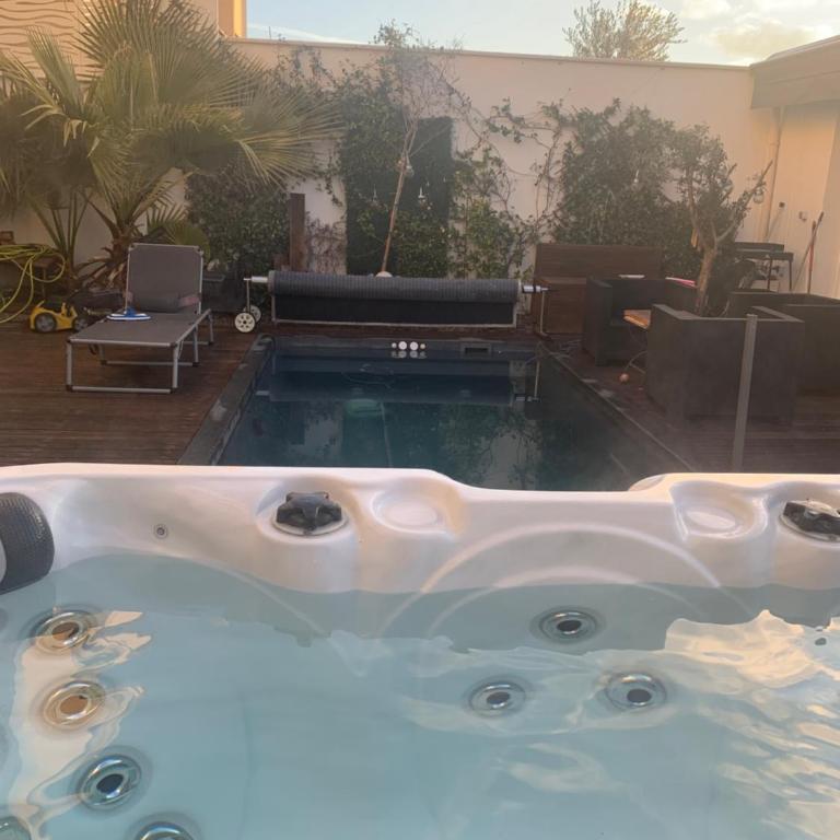 Logement dans une résidence de bien être avec jacuzzi et piscine chauffée - Appartement avec Terrasse - 6