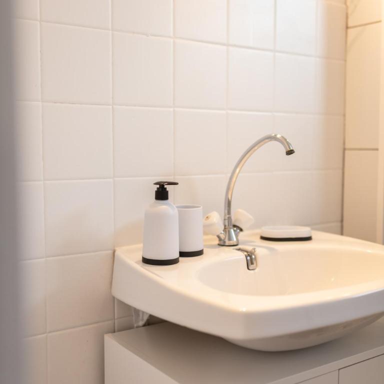 LE DAUPHIN - Place parking privée gratuit - WIFI et TV - Studio - 17