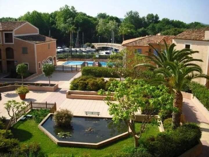 2 bedrooms, 15 min walk to beach, AC, pool & fiber internet in a quiet, private gated domain 5kms to St Tropez - Two-Bedroom Apartment - 34