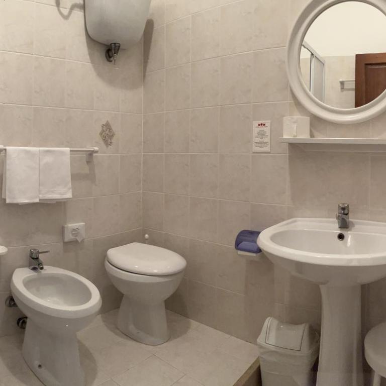 Hotel Mom Assisi - Camera Matrimoniale con Bagno Privato Esterno - 3