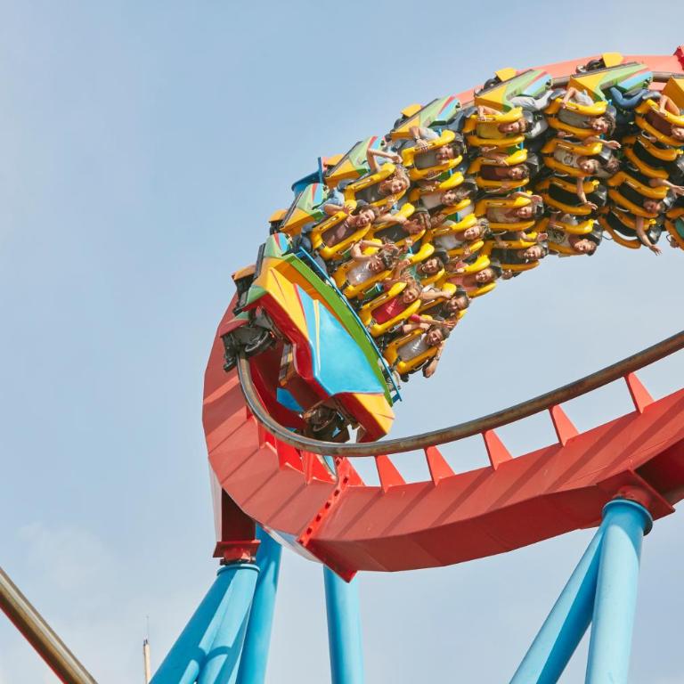 Ponient Pirámide Salou by PortAventura World - Available rates with tickets to PortAventura Park & Ferrari Land - Habitación Estándar con vistas, acceso al parque de atracciones y 1 acceso a Ferrari Land (2 adultos) - 2
