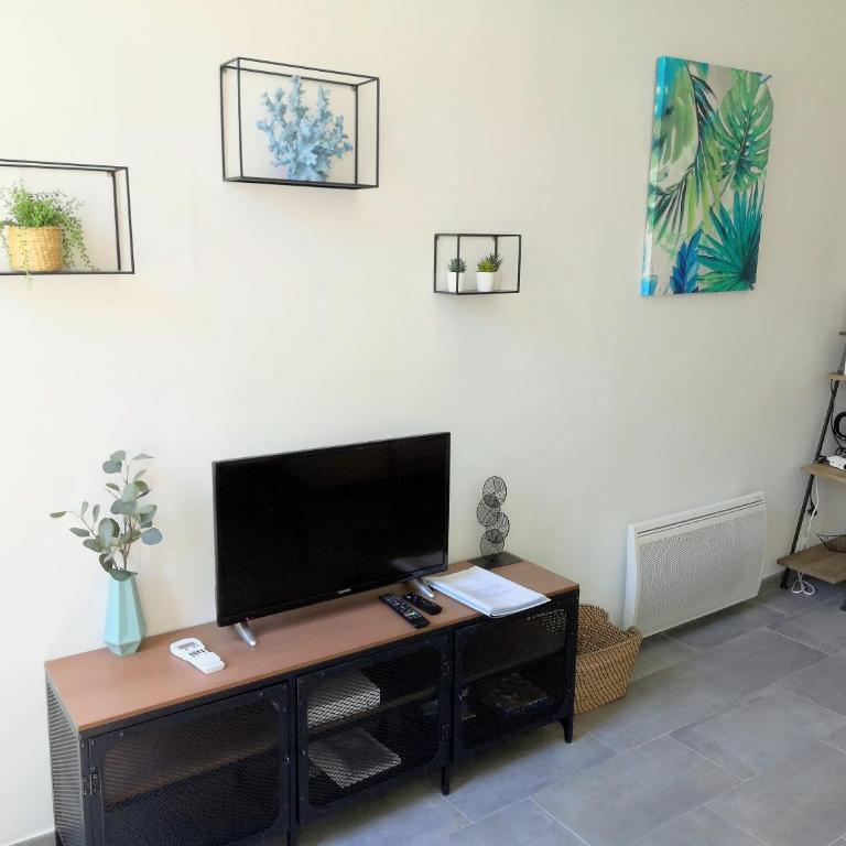 Grand 2 pièces rénové climatisé, vieil Antibes, proche port - One-Bedroom Apartment - 3