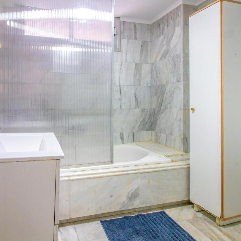 2 Bedroom Lovely Apartment In Benidorm - Two-Bedroom Apartment - 12