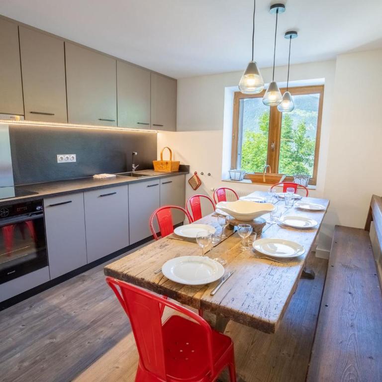 Chalet rénové et calme avec cheminée et parking couvert - FR-1-688-17 - Chalet - 2