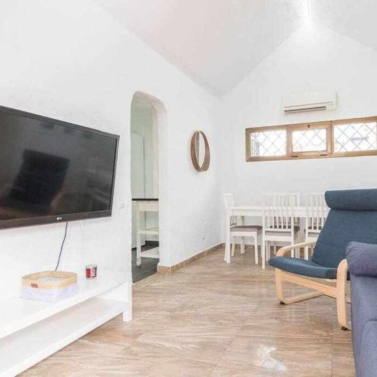 Sunset Bungalow - Three-Bedroom Apartment - 16