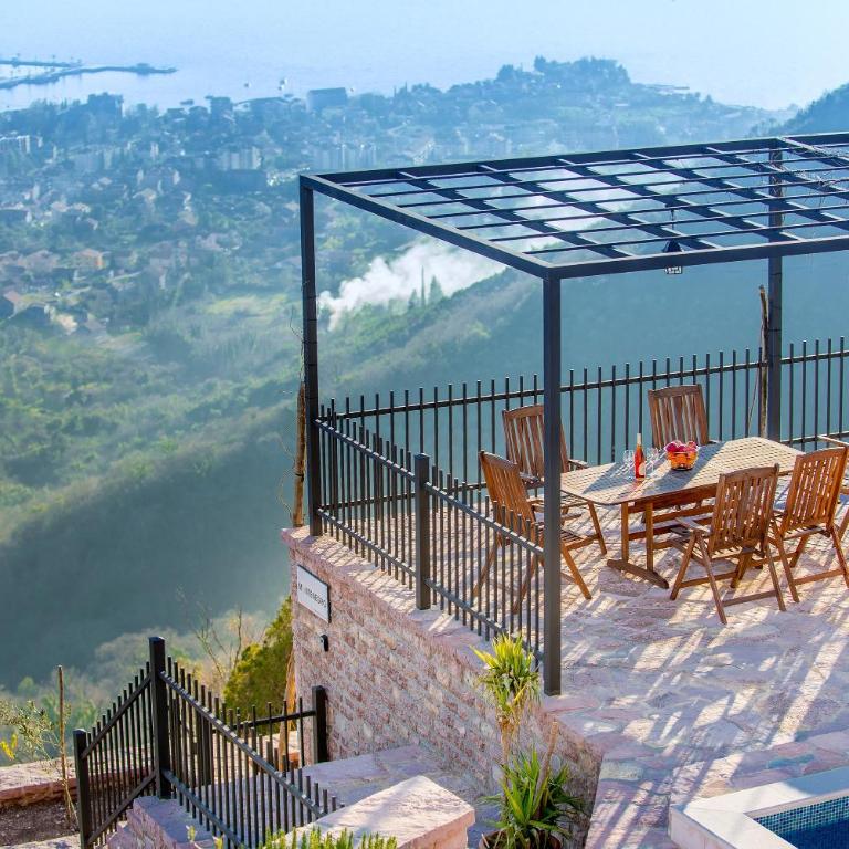 Kuća Garbo Vila - Three-Bedroom Villa - 1