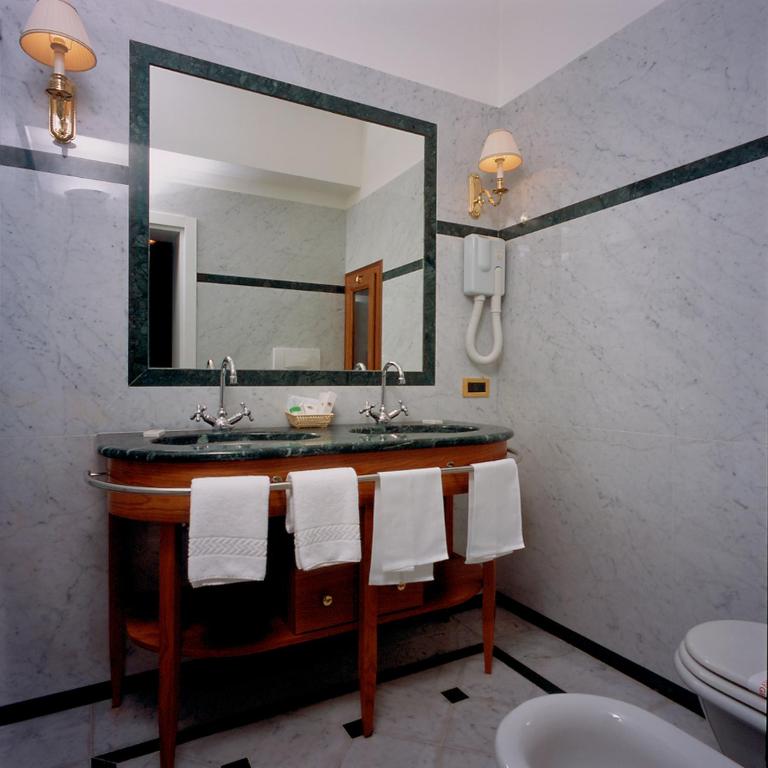 UNAHOTELS Ala Venezia-Adults 16 - Camera Matrimoniale Deluxe - 1
