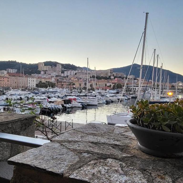 Superbe T2 avec balcons, Vieux Port, Hyper centre Ajaccio - Appartement 1 Chambre - 5