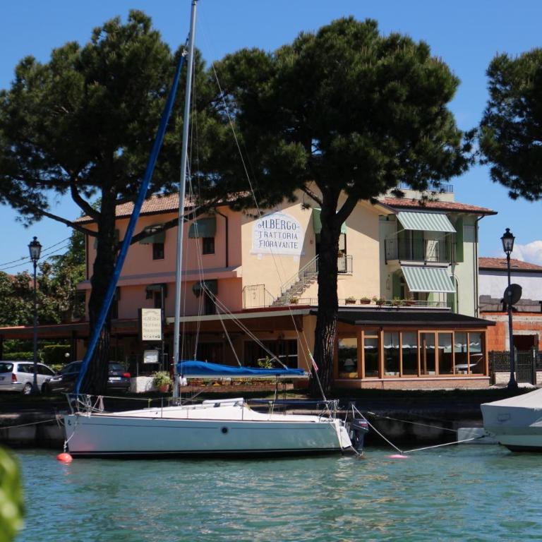Albergo Trattoria Fioravante - Camera Matrimoniale con Vista Lago - 1