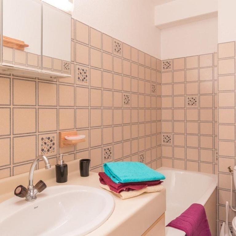 Studio cosy proche des Grands Bains, ski nordique, balcon sud-est, 4 couchages, local à skis - FR-1-330F-218 - Appartement - 9