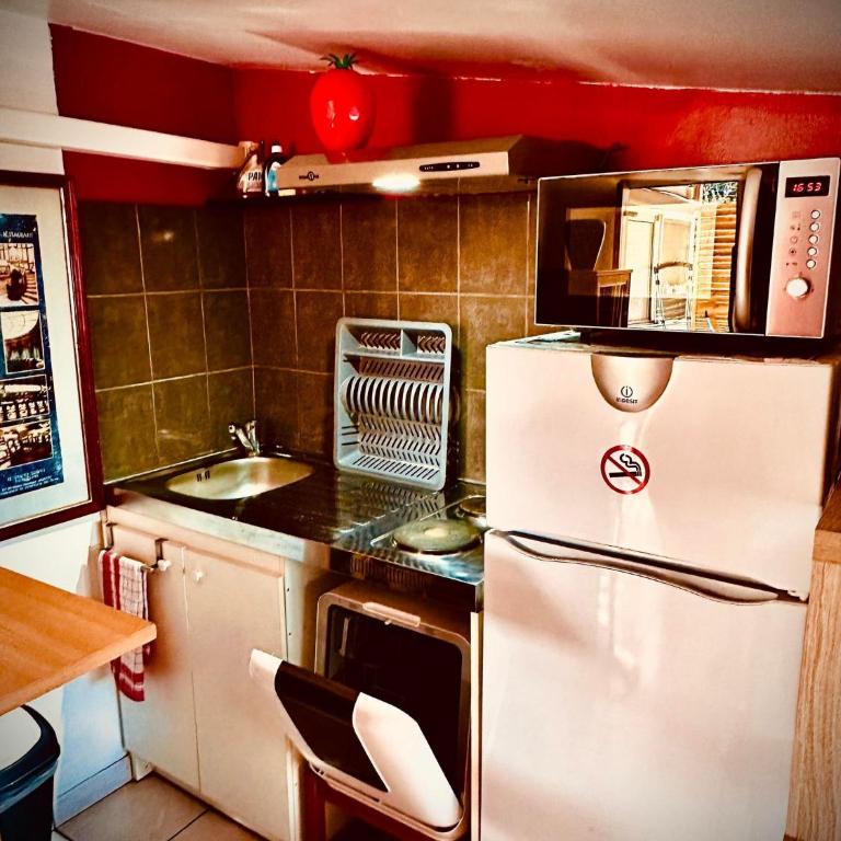 Résidence CAENEE, le dépaysement Naturiste en été avec l'atypique studio climatisé "vintage" en sous pente, sa "paillote" avec jacuzzi, entouré de verdure, planchagrill, transats, vélos gratuits, wifi 5G, Travel Proud LGBTQI, chiens admis - Estudio con bañera de hidromasaje - 15