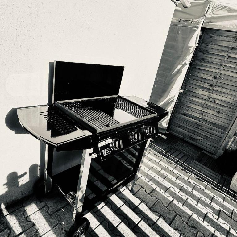 Résidence CAENEE, le dépaysement Naturiste en été avec l'atypique studio climatisé "vintage" en sous pente, sa "paillote" avec jacuzzi, entouré de verdure, planchagrill, transats, vélos gratuits, wifi 5G, Travel Proud LGBTQI, chiens admis - Estudio con bañera de hidromasaje - 16