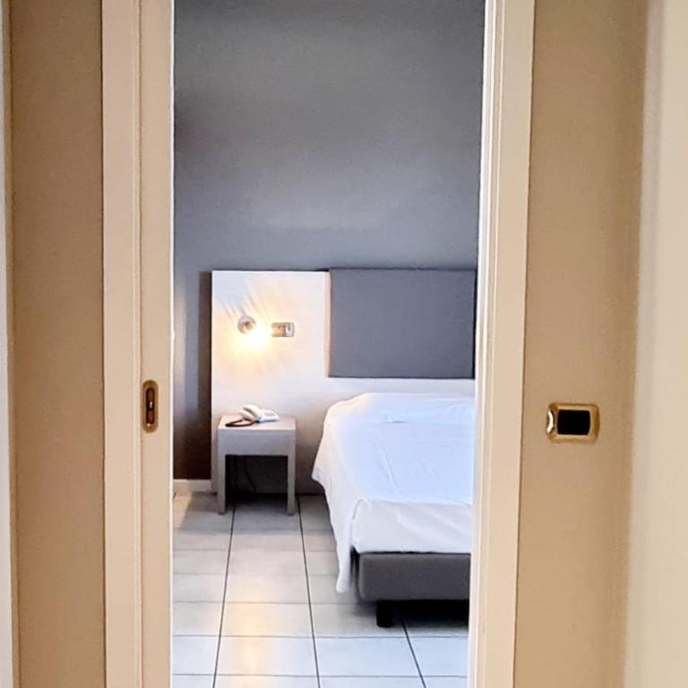 Le Terrazze sul Lago Hotel & Residence - Superior One Bedroom Suite with Terrace and Lake View - 3