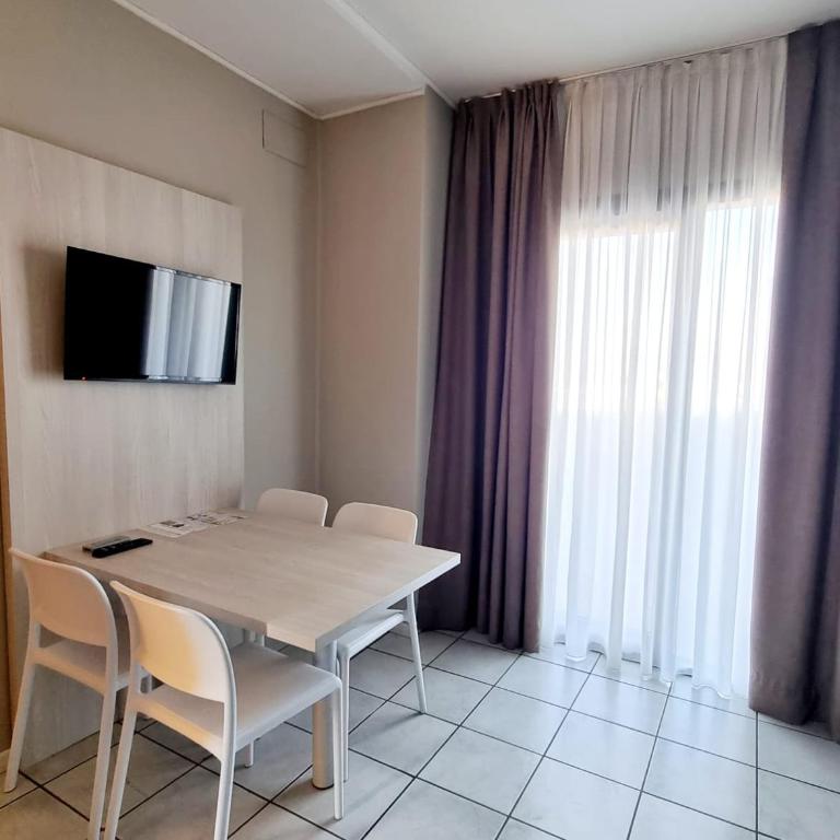 Le Terrazze sul Lago Hotel & Residence - Superior One Bedroom Suite with Terrace and Lake View - 2