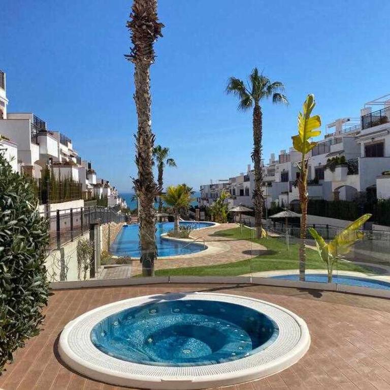 Impresionante piso en planta baja cerca al mar! - Apartamento con vistas a la piscina - 2