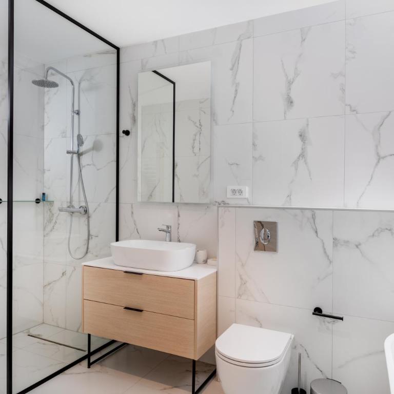 Lazure Hotel & Marina - One-Bedroom Apartment with Street View - Residential Building - 3