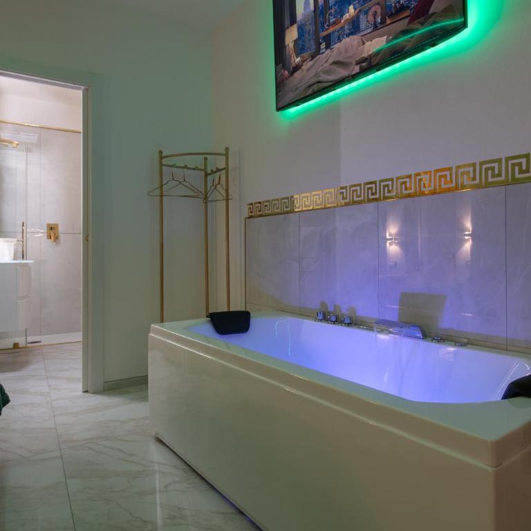 FASHION APARTMENT GOLD Bologna with JACUZZI & CAR GARAGE - Deluxe Apartment - 50