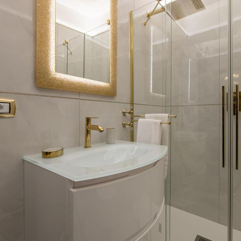 FASHION APARTMENT GOLD Bologna with JACUZZI & CAR GARAGE - Deluxe Apartment - 30