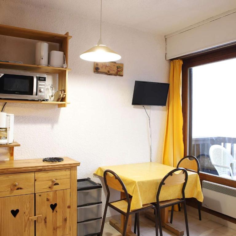 Studio cosy 3 couchages, balcon sud, skis aux pieds, commerces à proximité - Auris en Oisans - FR-1-297-74 - Apartamento (3 adultos) - 13