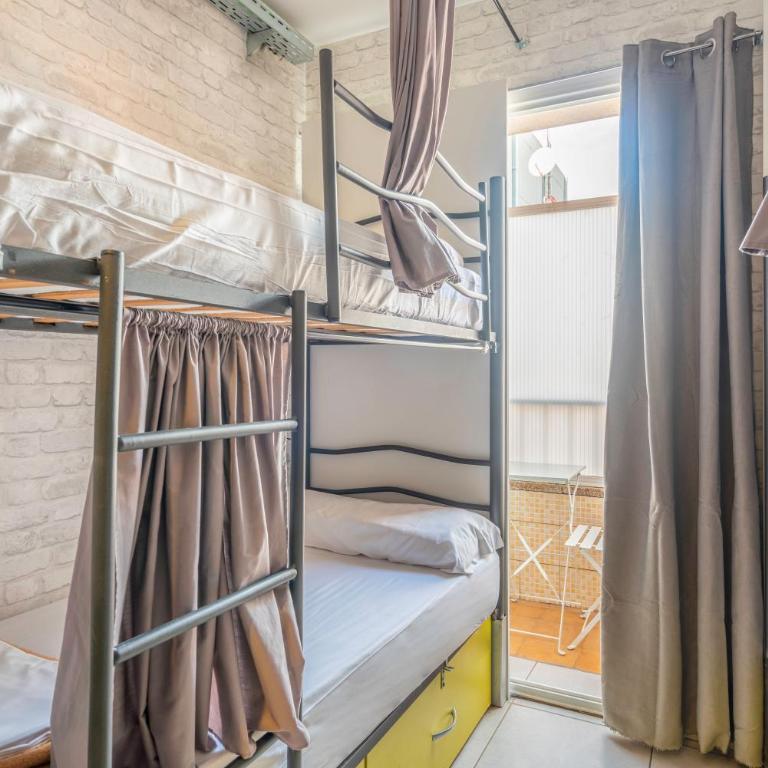 Casa Barcelo Camp Nou Barcelona - Cama en habitación compartida mixta con 8 camas y balcón privado - 11