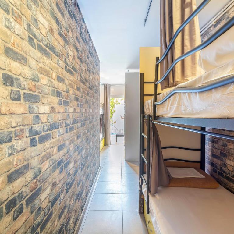 Casa Barcelo Camp Nou Barcelona - Cama en habitación compartida mixta con 6 camas y balcón privado - 7