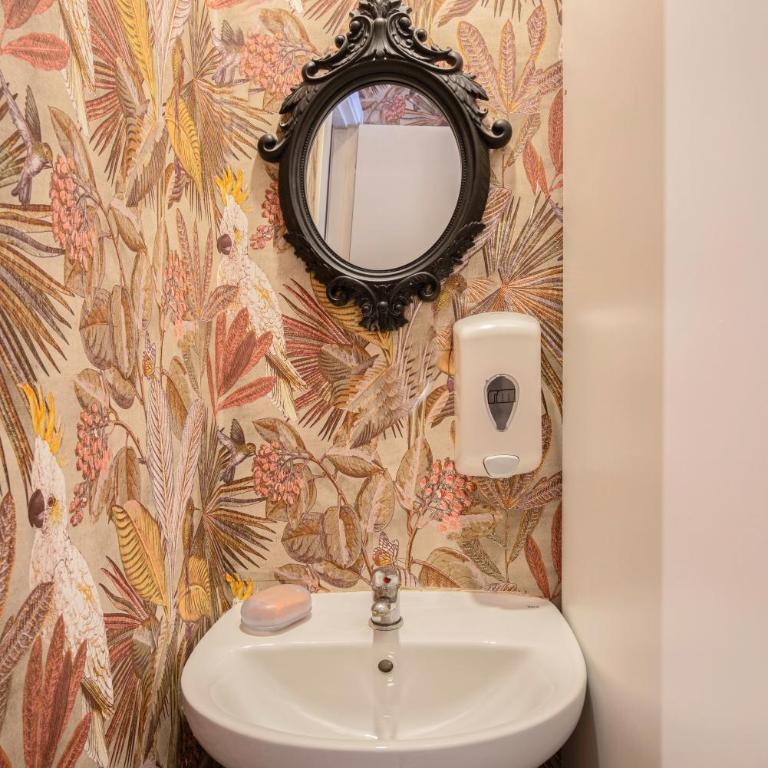 Casa Barcelo Camp Nou Barcelona - Cama en habitación compartida mixta con 6 camas, baño privado y balcón - 4