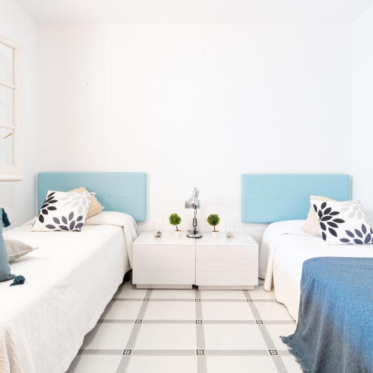 "Charm & Cozy 4BR - 3BA with Pool & Barbecue" - Four-Bedroom House - 18