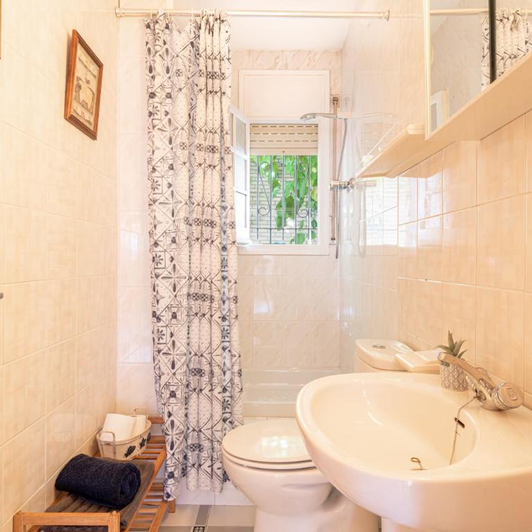 "Charm & Cozy 4BR - 3BA with Pool & Barbecue" - Four-Bedroom House - 24