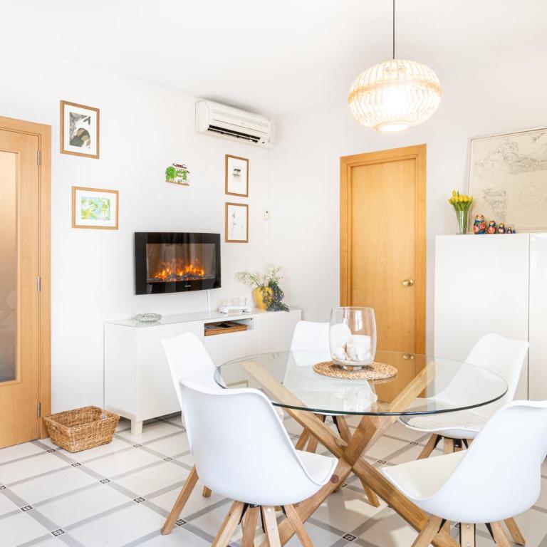 "Charm & Cozy 4BR - 3BA with Pool & Barbecue" - Four-Bedroom House - 10