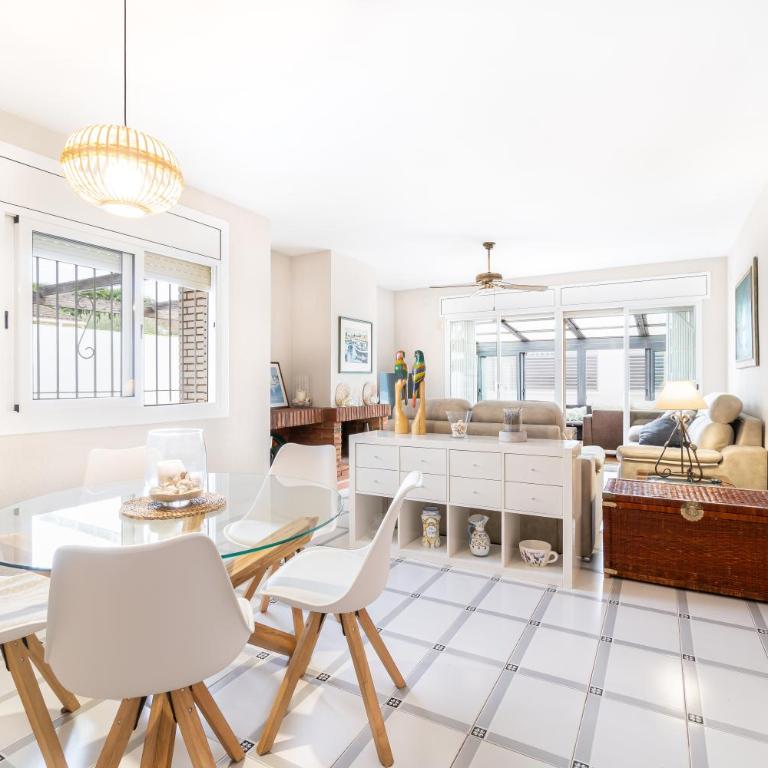 "Charm & Cozy 4BR - 3BA with Pool & Barbecue" - Four-Bedroom House - 9