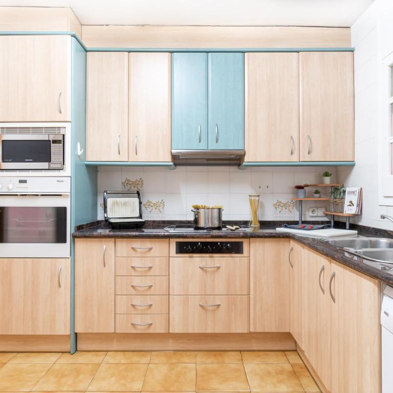 "Charm & Cozy 4BR - 3BA with Pool & Barbecue" - Four-Bedroom House - 28