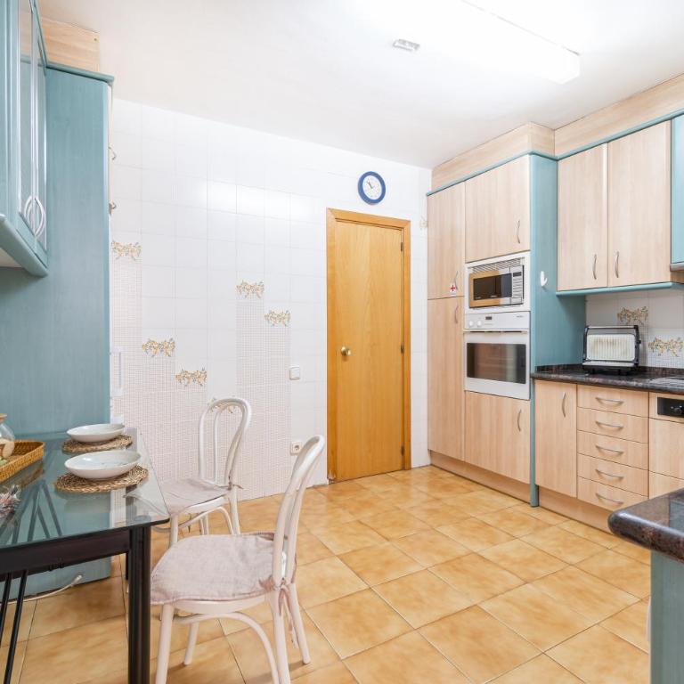 "Charm & Cozy 4BR - 3BA with Pool & Barbecue" - Four-Bedroom House - 30