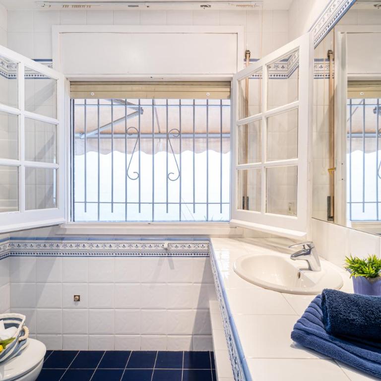 "Charm & Cozy 4BR - 3BA with Pool & Barbecue" - Four-Bedroom House - 14