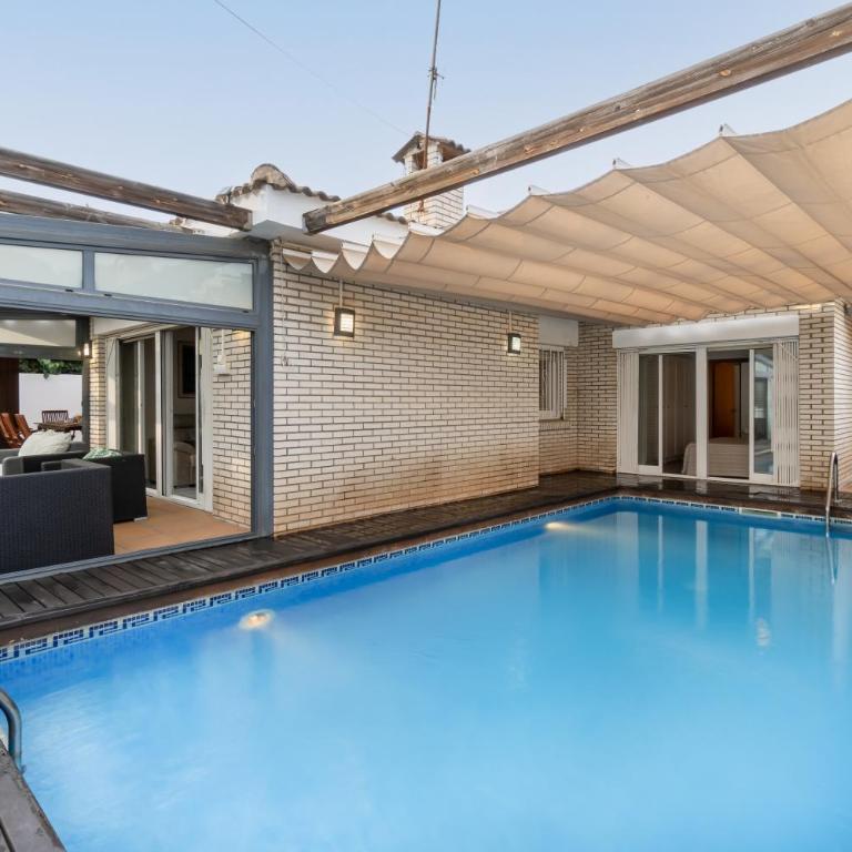 "Charm & Cozy 4BR - 3BA with Pool & Barbecue" - Four-Bedroom House - 2