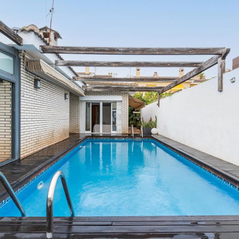 "Charm & Cozy 4BR - 3BA with Pool & Barbecue" - Four-Bedroom House - 46