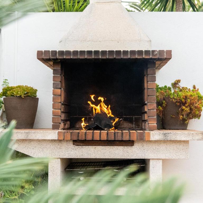 "Charm & Cozy 4BR - 3BA with Pool & Barbecue" - Four-Bedroom House - 4