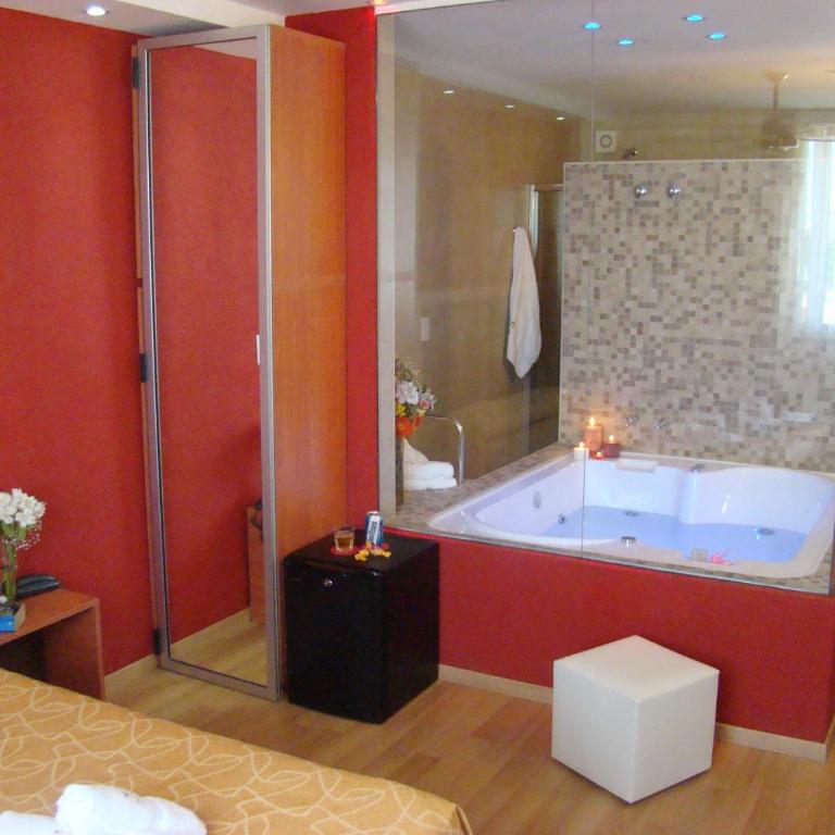 Hotel Necof - Habitación con cama grande y bañera de hidromasaje - 7