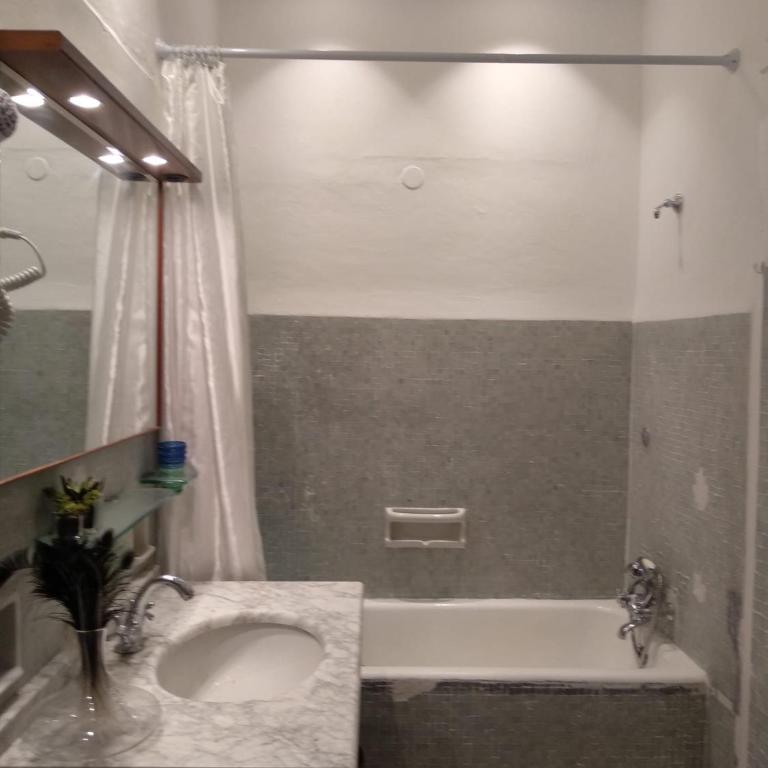 Casa Gialla - Camera Matrimoniale o Doppia con Letti Singoli con Balcone e Bagno in Comune - 6