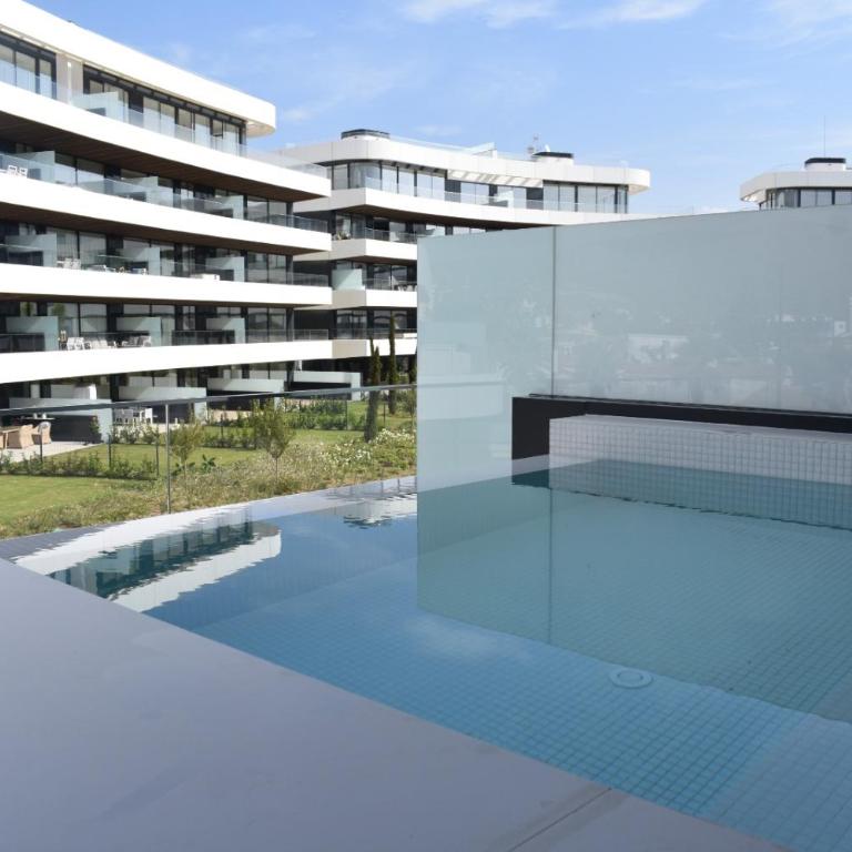 Luxury complex beachfront apartment, infinity pool, sauna, gym and large terrace - Apartamento Deluxe de 2 dormitorios con balcón - 12