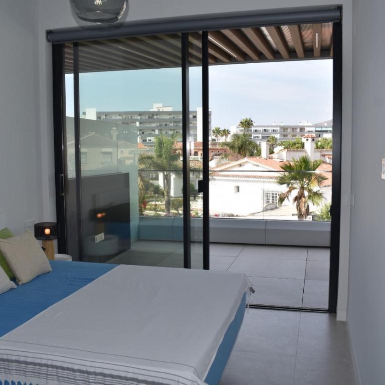 Luxury complex beachfront apartment, infinity pool, sauna, gym and large terrace - Apartamento Deluxe de 2 dormitorios con balcón - 6